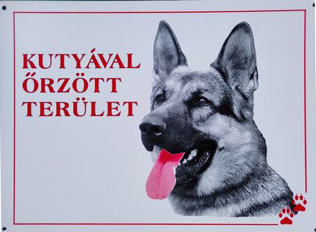 Figyelmeztető műanyag tábla kutyával őrzött területre | Német juhászkutyát ábrázoló képpel