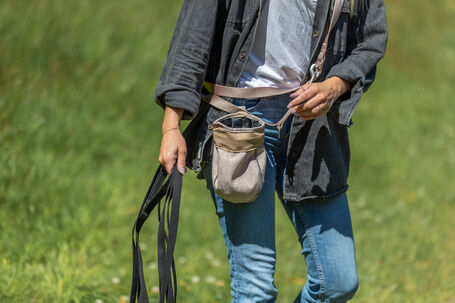 Trixie Goody Bag egykezes használatra tervezett jutalomfalattartó táskácska fényvisszaverő csíkokkal