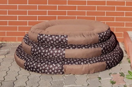 Vízhatlan ovális kutyafekhely huzattal, tappancsmintás