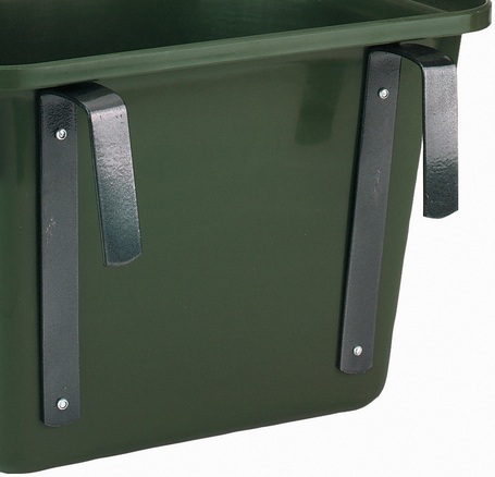 Kerbl lapos hátú etető/itató istálló vödör fém hordfogantyúval és a hátán fém akasztóval