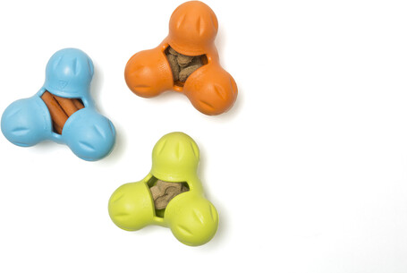 West Paw Tux - Jutalomfalattal tölthető játék