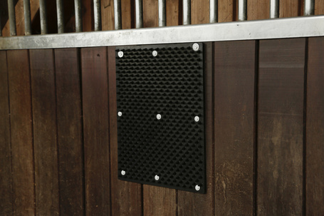 Kerbl fali vakarólap gumibütykökkel istállóba