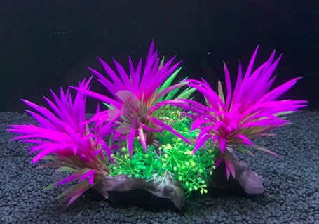 Zöld-lila tengerifű akváriumi műnövény kisebb növényekkel