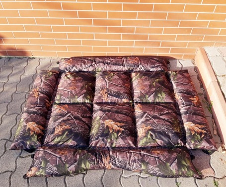 Vízálló és karmolástűrő kutyafekhely, terepmintás