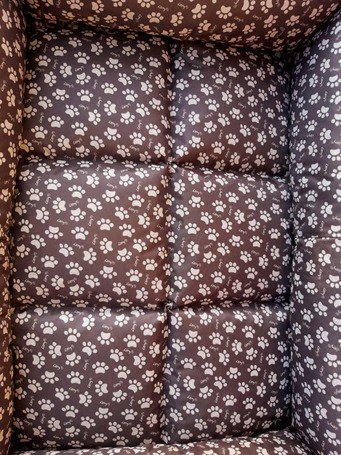 Vízálló kutyafekhely tappancsmintával